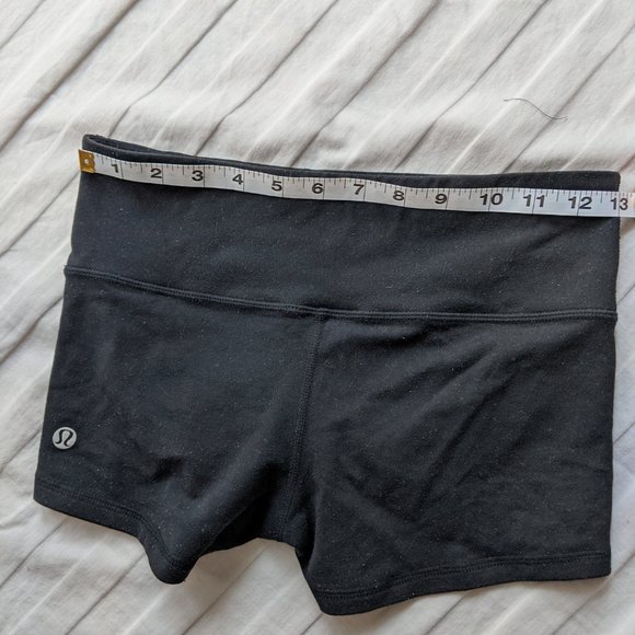 Lululemon 2.5 inseam shorts - Picture 5 of 6